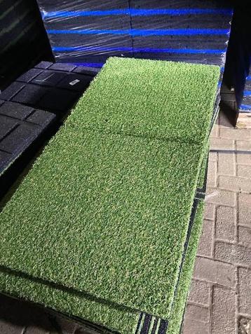 Rubberen tegels met kunstgras toplaag beschikbaar voor biedingen