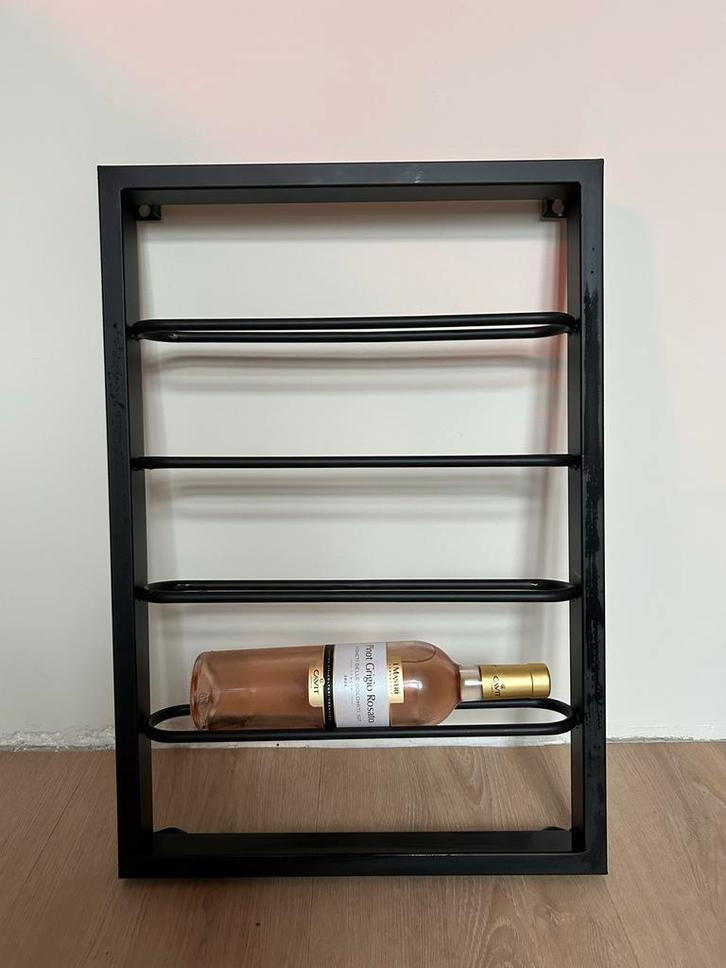 Wandrek voor 4 wijnflessen - Zwart staal, Huis en Inrichting, Woonaccessoires | Wijnrekken, Zo goed als nieuw, 50 tot 75 cm, Metaal