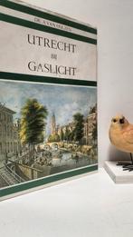 Hulzen, Dr. A. van; Utrecht bij gaslicht, Boeken, Geschiedenis | Stad en Regio, Ophalen of Verzenden, Gelezen