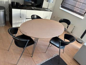 Tafel met 4 stoelen in prima staat beschikbaar voor biedingen