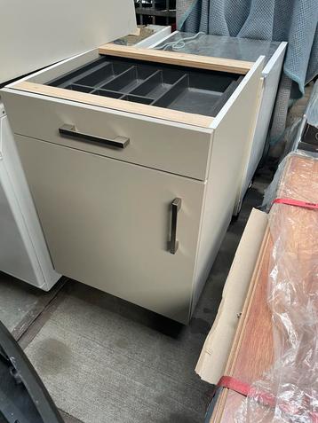 Keukenkast met besteklade - Zo goed als nieuw! beschikbaar voor biedingen