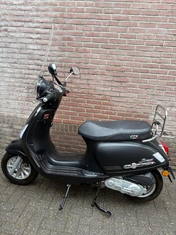 Scooter te koop beschikbaar voor biedingen