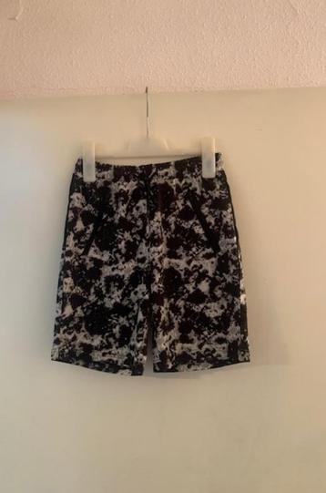 Zwart/witte korte broekje van de Kik. Maat 134 beschikbaar voor biedingen