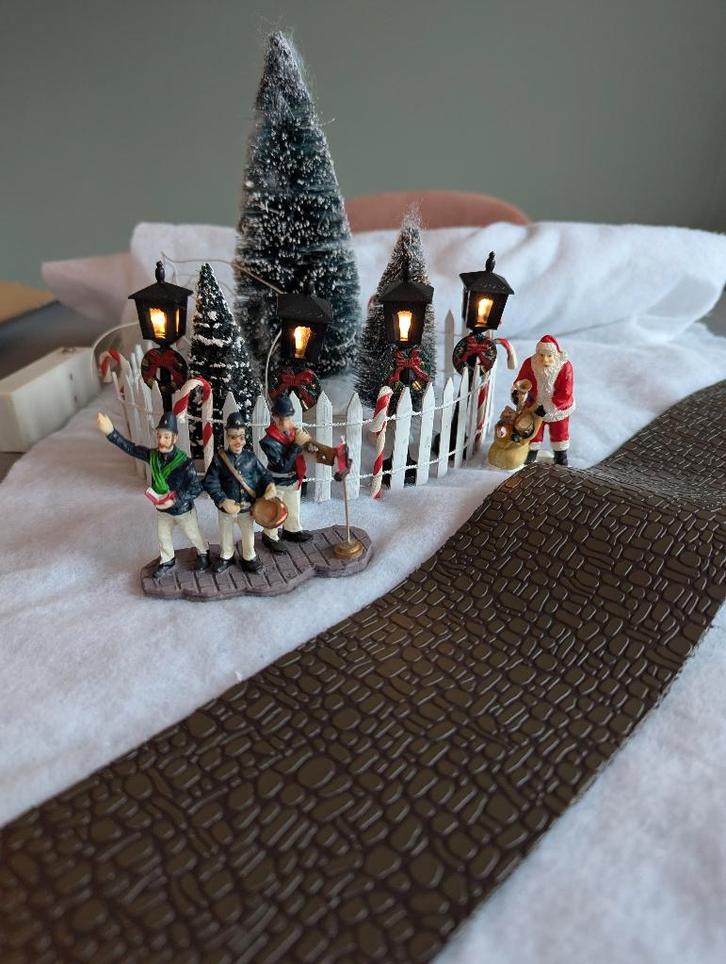 Kerstdorp uitbreiding: lampen, kerstman, straat, hek, bomen, Diversen, Kerst, Gebruikt, Ophalen of Verzenden