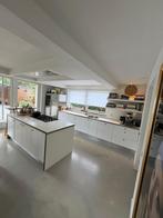 Witte complete keuken met alle denkbare inbouwapparatuur, Huis en Inrichting, Keuken | Complete keukens, Ophalen, Wit, Met kookeiland