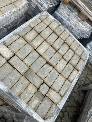 Oude beton klinkerd va 120 m2 prijs per m2 beschikbaar voor biedingen