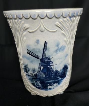 vaas met verschillende molen afbeeldingen. beschikbaar voor biedingen