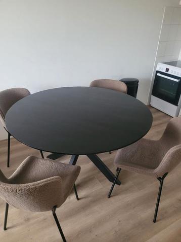 Tafel met 4 bruine teddy stoelen beschikbaar voor biedingen