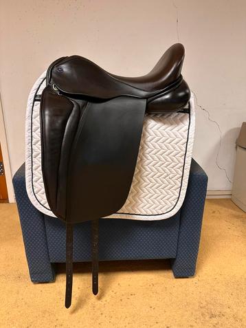 ARNO BRANDT AB 17,5 inch DRESSUURZADEL MW Bruin & WOW Seat! beschikbaar voor biedingen