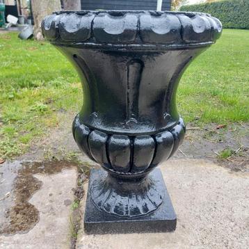 Tuinvaas groot zwaar betonnen plantenpot bloempot  beschikbaar voor biedingen