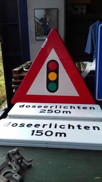 Diverse verkeersborden in nieuwstaat beschikbaar voor biedingen
