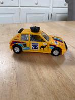 Peugeot 205  turbo 16 in de Dakar uitvoering 1:25, Hobby en Vrije tijd, Ophalen of Verzenden, Zo goed als nieuw, Bburago