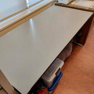 In hoogte verstelbaar bureau 160x80 cm 2 stuks beschikbaar voor biedingen