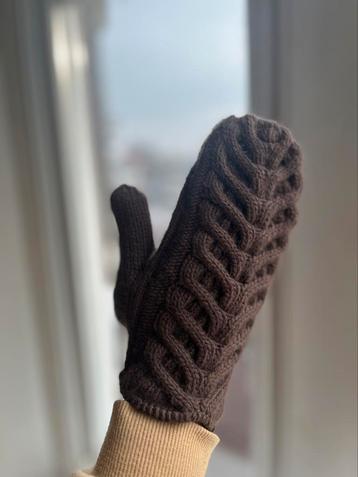 Handmade knitted merino wool mittens beschikbaar voor biedingen