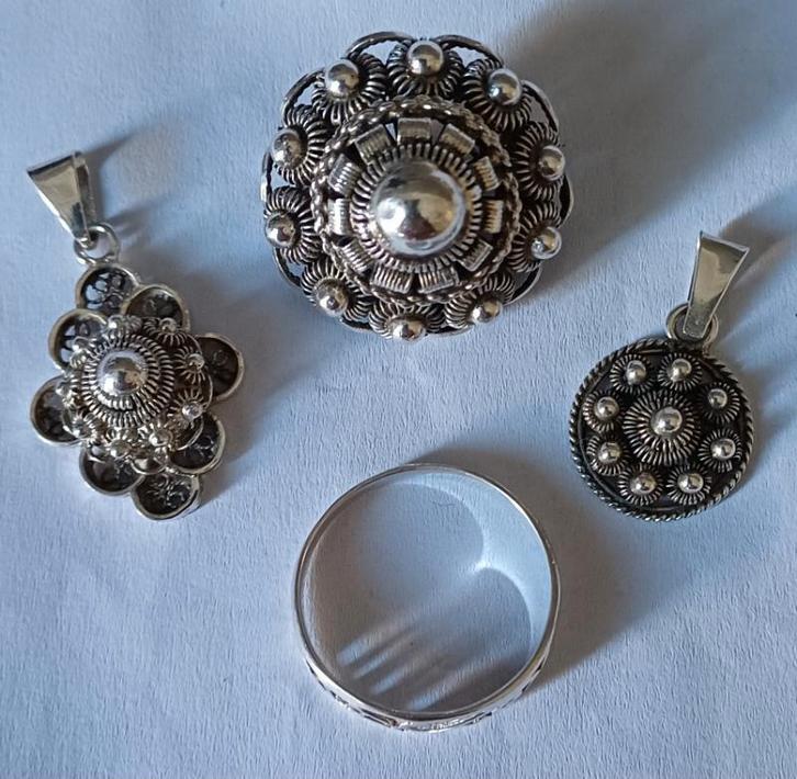 2 Antiek zilveren zeeuwse knop/knoop hangers 1 broche, Sieraden, Tassen en Uiterlijk, Ringen, Gebruikt, Dame of Heer, 17 tot 18