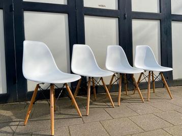 4 nieuwe witte kuipstoelen met houten frame