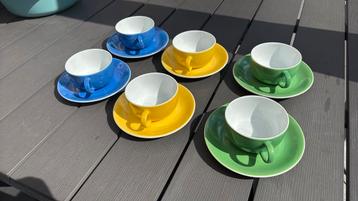 Leuk gekleurd servies beschikbaar voor biedingen