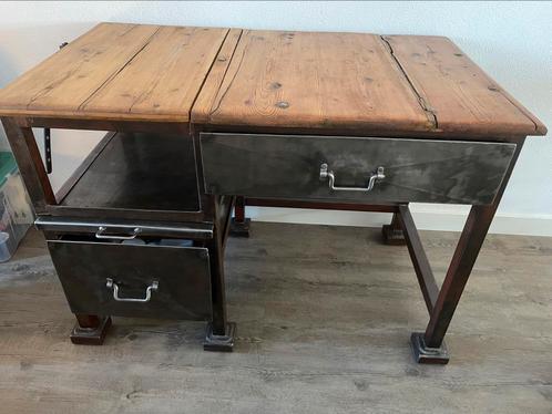 Robuuste oude werktafel van Old Basics, Antiek en Kunst, Curiosa en Brocante, Ophalen of Verzenden