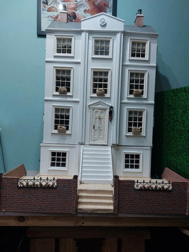 Prachtig poppenhuis met kelder en verlichting - 1:12, Verzamelen, Poppenhuizen en Toebehoren, Gebruikt, Poppenhuis, Ophalen of Verzenden