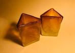 Twee aparte driehoekige theelichthouders, amberkleurig glas, Huis en Inrichting, Woonaccessoires | Kandelaars en Kaarsen, Ophalen of Verzenden