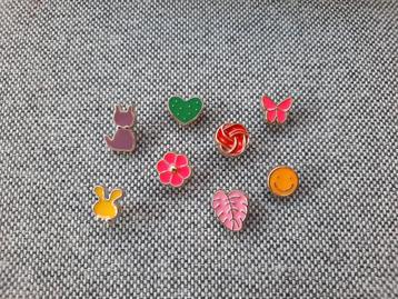 Leuke set met 8 verschillende pins beschikbaar voor biedingen