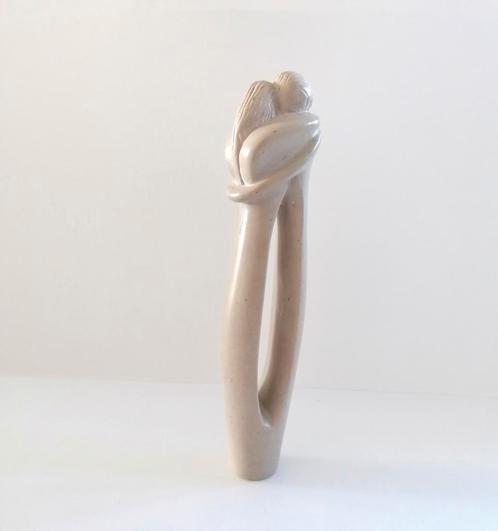 Stenen beeld -
Liefdevolle omhelzing _
18.5 cm, Antiek en Kunst, Kunst | Beelden en Houtsnijwerken, Ophalen of Verzenden