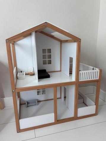 Poppenhuis XL hout nieuwstaat beschikbaar voor biedingen