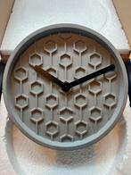 Karlsson Honeycomb wandklopk Lichtgrijs - 31cm - NIEUW, Huis en Inrichting, Woonaccessoires | Klokken, Ophalen of Verzenden, Zo goed als nieuw