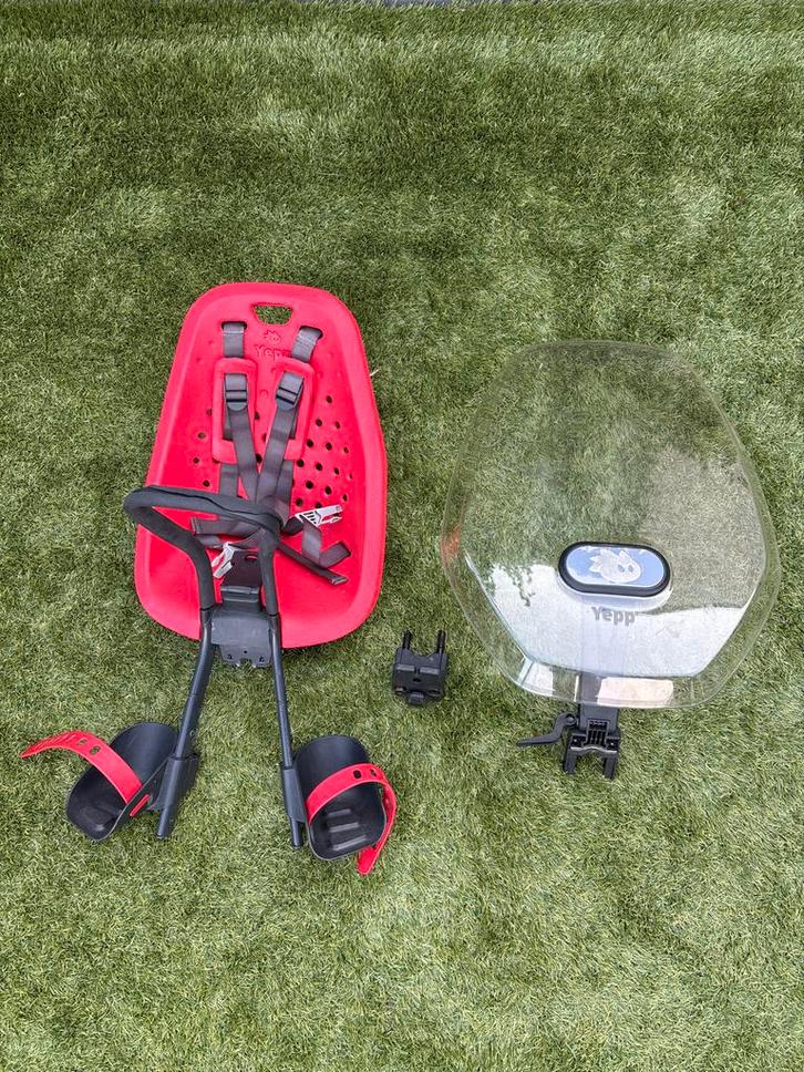 Yepp Mini Voorzitje met Windscherm, Fietsen en Brommers, Fietsaccessoires | Fietsstoeltjes, Gebruikt, Voorzitje, Voetsteuntjes