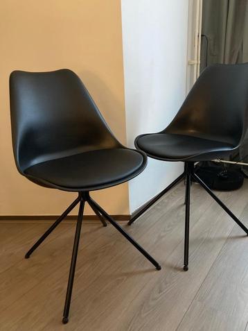 Twee zwarte stoelen kunststof en staal kuipstoelen zgan