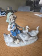 Porseleinen beeldje meisje met ganzen, Antiek en Kunst, Ophalen of Verzenden
