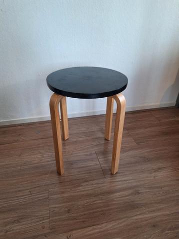Ikea frosta kruk beschikbaar voor biedingen