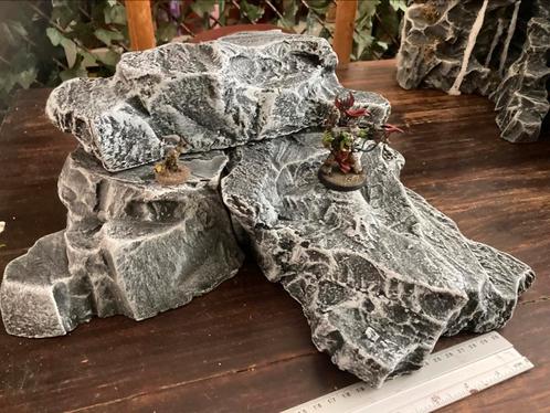 3 hoge rotsen bergen verhoging terrein wargaming scenery, Hobby en Vrije tijd, Wargaming, Zo goed als nieuw, Toebehoren, Ophalen of Verzenden