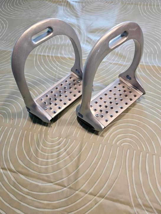 Stijgbeugel Tech Horka 12cm, Dieren en Toebehoren, Paarden en Pony's | Overige Paardenspullen, Zo goed als nieuw, Springen, Ophalen of Verzenden