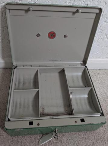 Lips grote metalen geldkist met sleutel beschikbaar voor biedingen