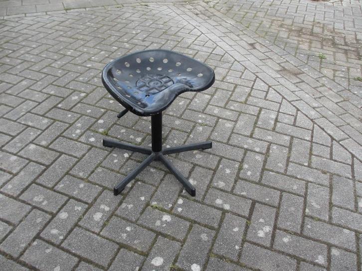 Vintage industriële tractor-zit kruk, Huis en Inrichting, Krukjes, Gebruikt, Staal, In hoogte verstelbaar, Ophalen of Verzenden