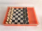 Schaakspel plastic oranje vintage Frankrijk, Een of twee spelers, Ophalen of Verzenden, Gebruikt, Reisspel