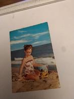 SPELEND MEISJE. OP STRAND, Ophalen of Verzenden, Kinderen