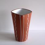 Vintage terracotta vaas met witte lijnen, Gebruikt, Overige kleuren, Aardewerk of Porselein, Ophalen of Verzenden