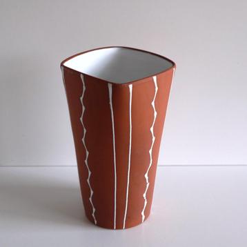 Vintage terracotta vaas met witte lijnen beschikbaar voor biedingen