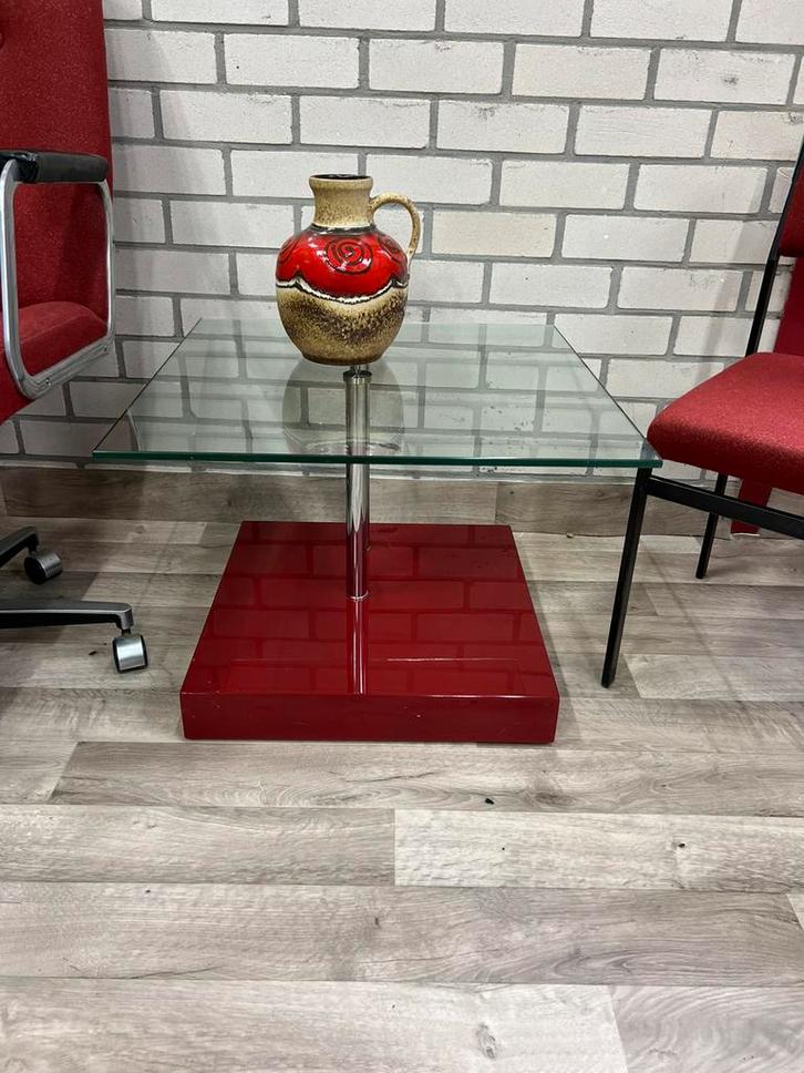 Glazen bijzettafel met rode voet – Italiaans stijl design, Huis en Inrichting, Tafels | Salontafels, Zo goed als nieuw, Minder dan 50 cm