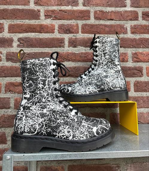 Dr. Martens 1490 Paint splatter maat 37, Kleding | Dames, Schoenen, Zo goed als nieuw, Lage of Enkellaarzen, Zwart, Ophalen of Verzenden