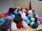 Doos met ruim 2000 gram acryl garen in diverse kleuren, Hobby en Vrije tijd, Breien of Haken, Nieuw, Info@mezcrafts.com, Ophalen of Verzenden