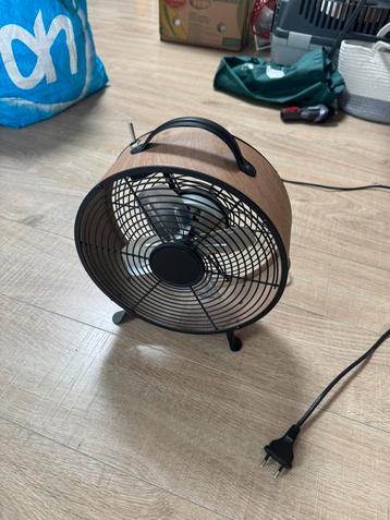 Retro tafelventilator met houtlook – stijlvol en krachtig ️ beschikbaar voor biedingen