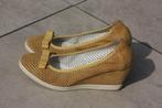 mooie zachte suede sleehak ,licht geel , zeer comfortable 38, Ophalen of Verzenden, Overige kleuren