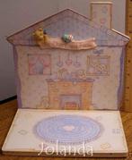 Cherished Teddies Display Family House, Verzamelen, Beren en Cherished Teddies, Ophalen of Verzenden, Zo goed als nieuw, Beeldje