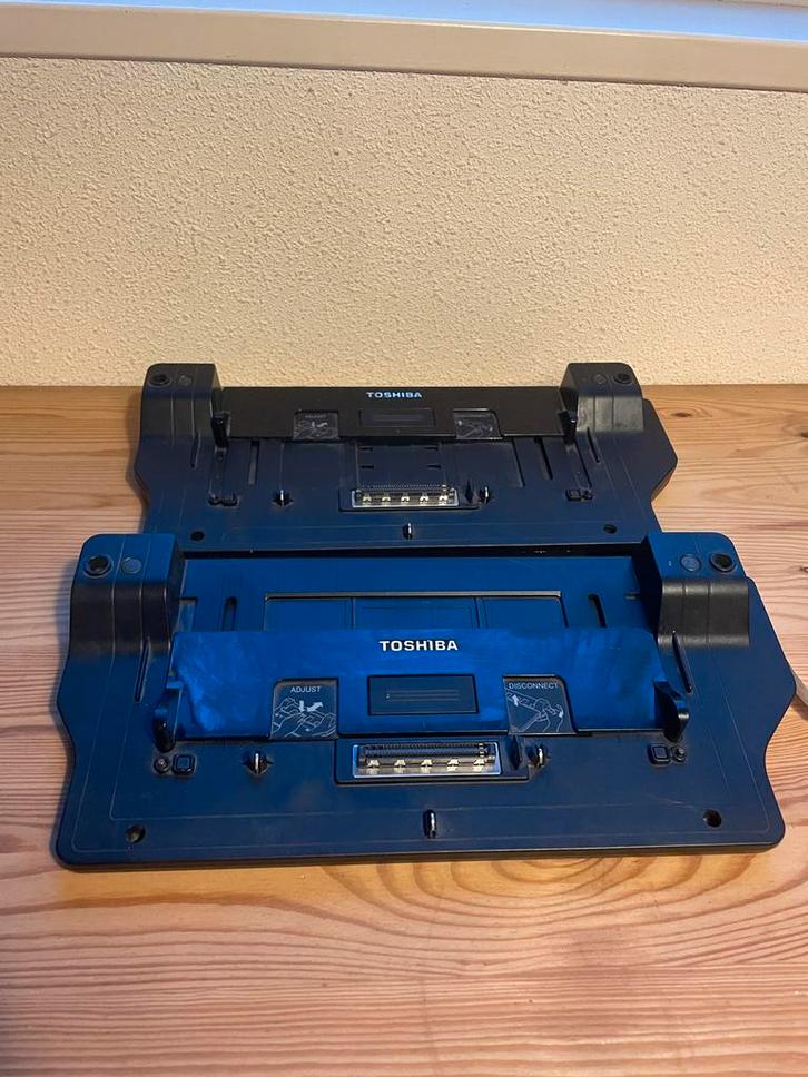 2x Toshiba Advanced Port Replicator III (PA3314E-1PRP), Computers en Software, Barebones, Gebruikt, Ophalen of Verzenden