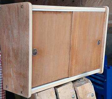 Vintage, retro muurkastje beschikbaar voor biedingen