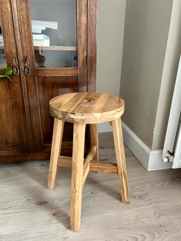 Massief houten kruk. Ikea Skogsta. Plantentafel 45 cm hoog beschikbaar voor biedingen