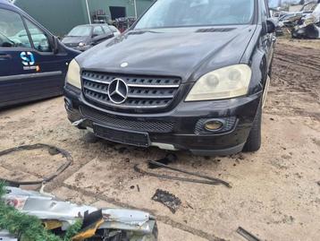 Motorkap van een Mercedes ML-Klasse (197) beschikbaar voor biedingen